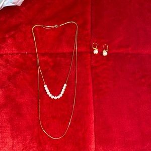 Beautiful pearl and gold tone necklace earring